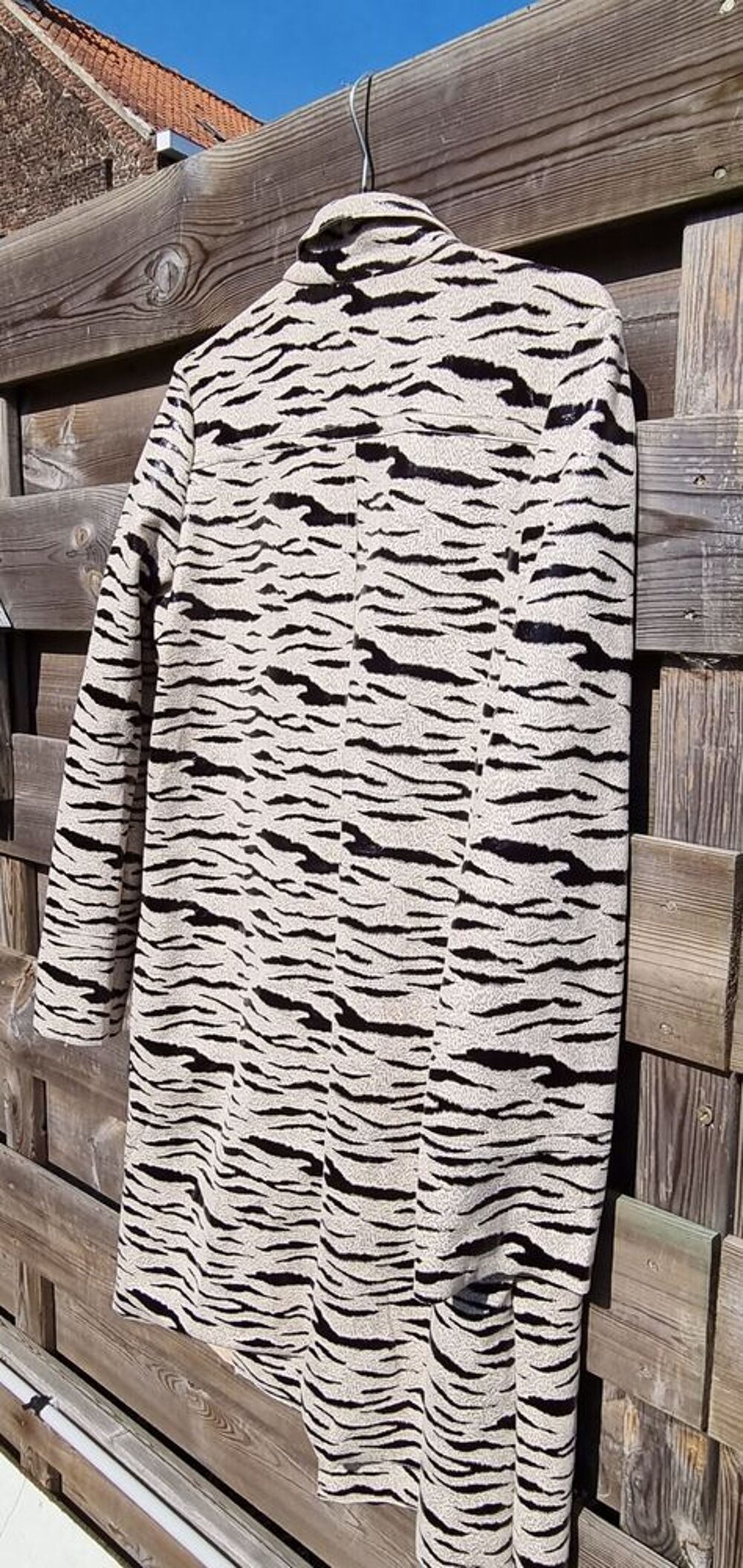 Superbe veste longue motifs Z&eacute;br&eacute;s brillants Taille M Vêtements