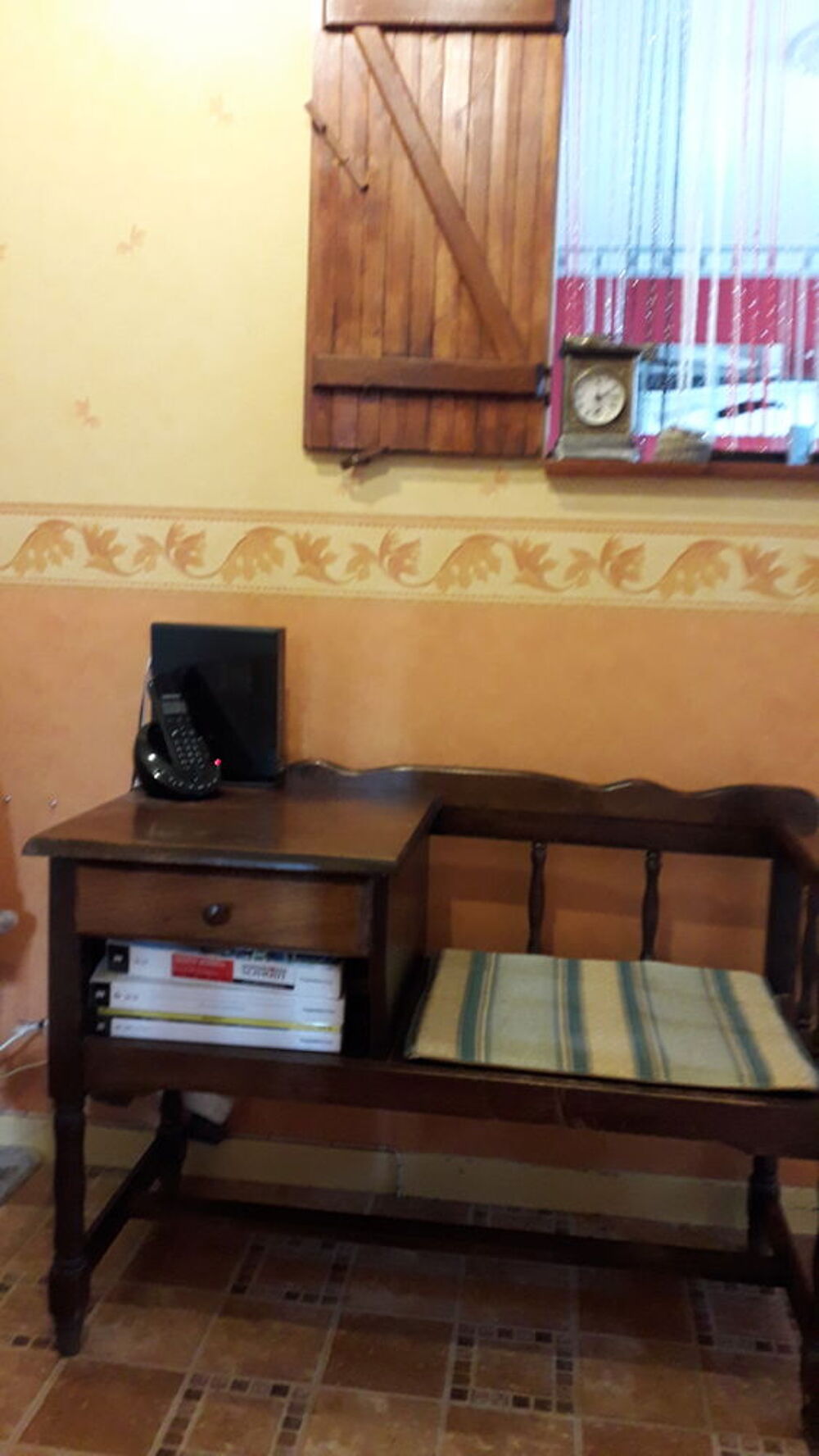 Banquette de t&eacute;l&eacute;phone. Meubles