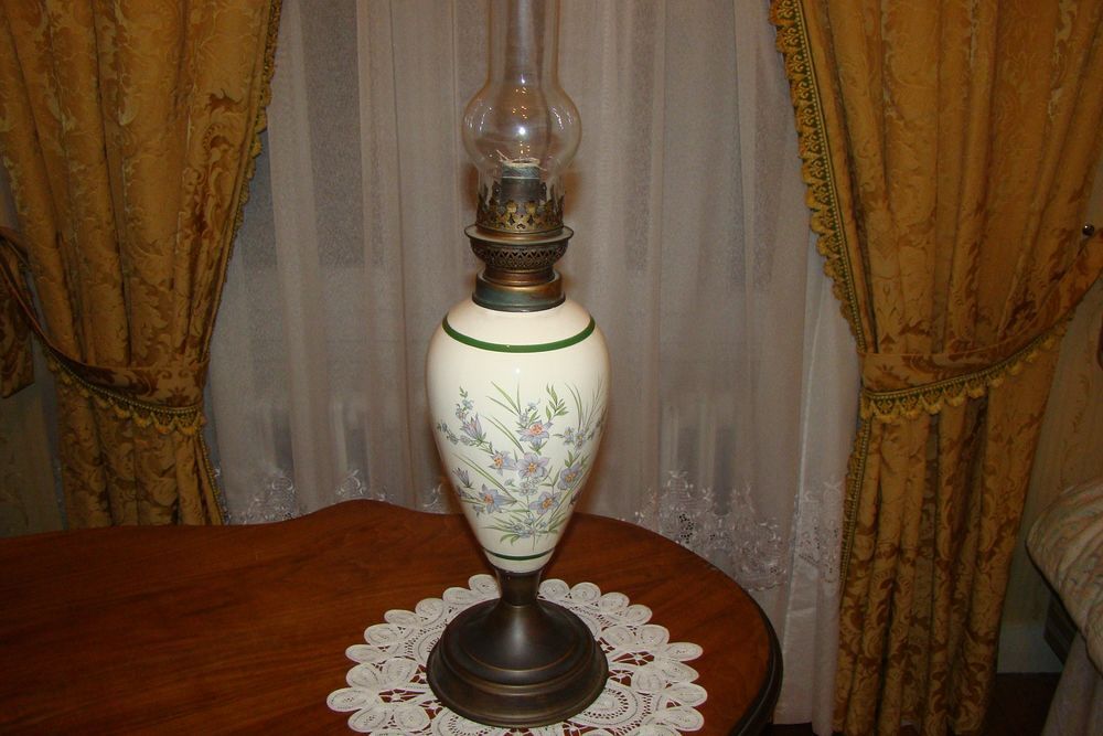 Ancienne grande lampe &agrave; p&eacute;trole Décoration