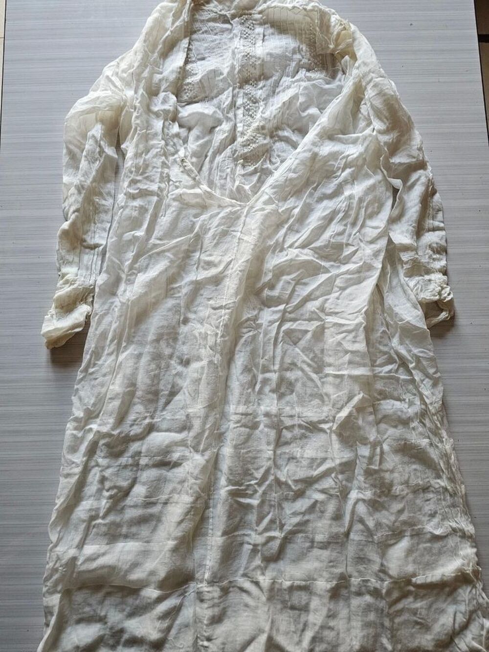 HABIT ANCIEN en DENTELLE 