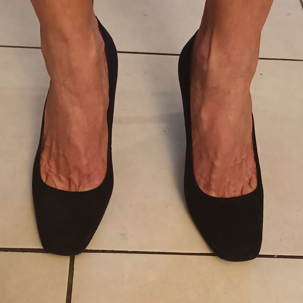 tr&egrave;s beau escarpin taille 38 cuir noir Chaussures