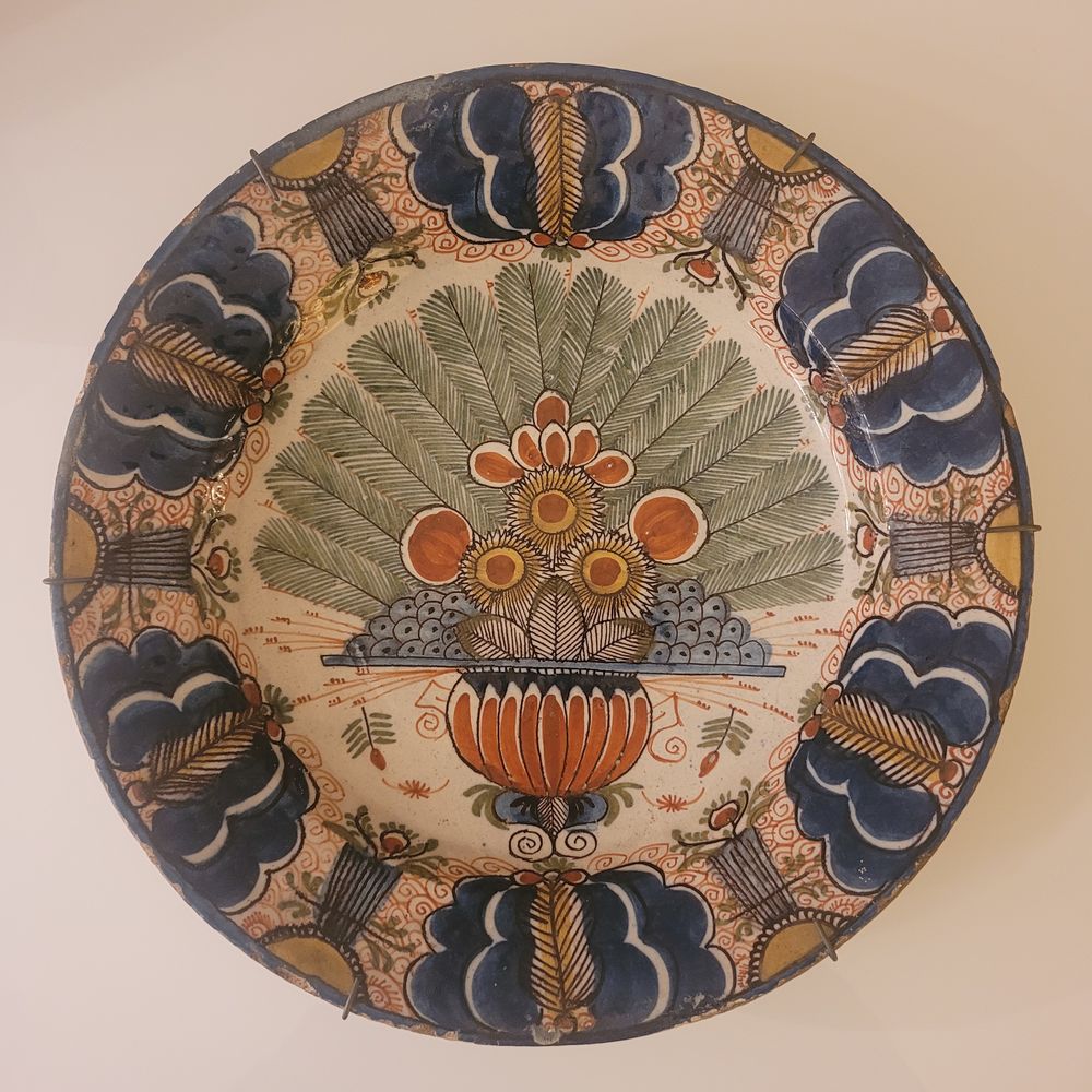 CHAISE " FUMEUSE " / PLAT DELFT XVII 