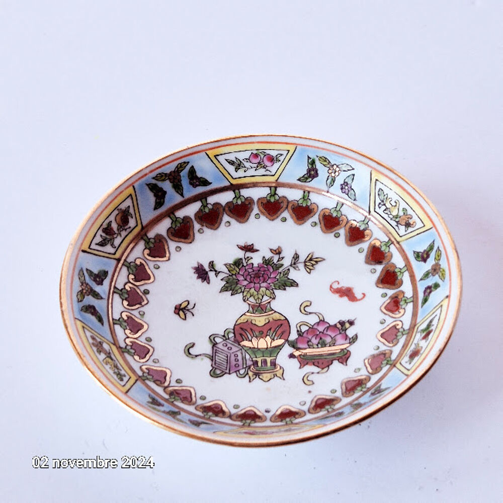 Petit ramequin en porcelaine blanche de Chine , avec dorure Décoration
