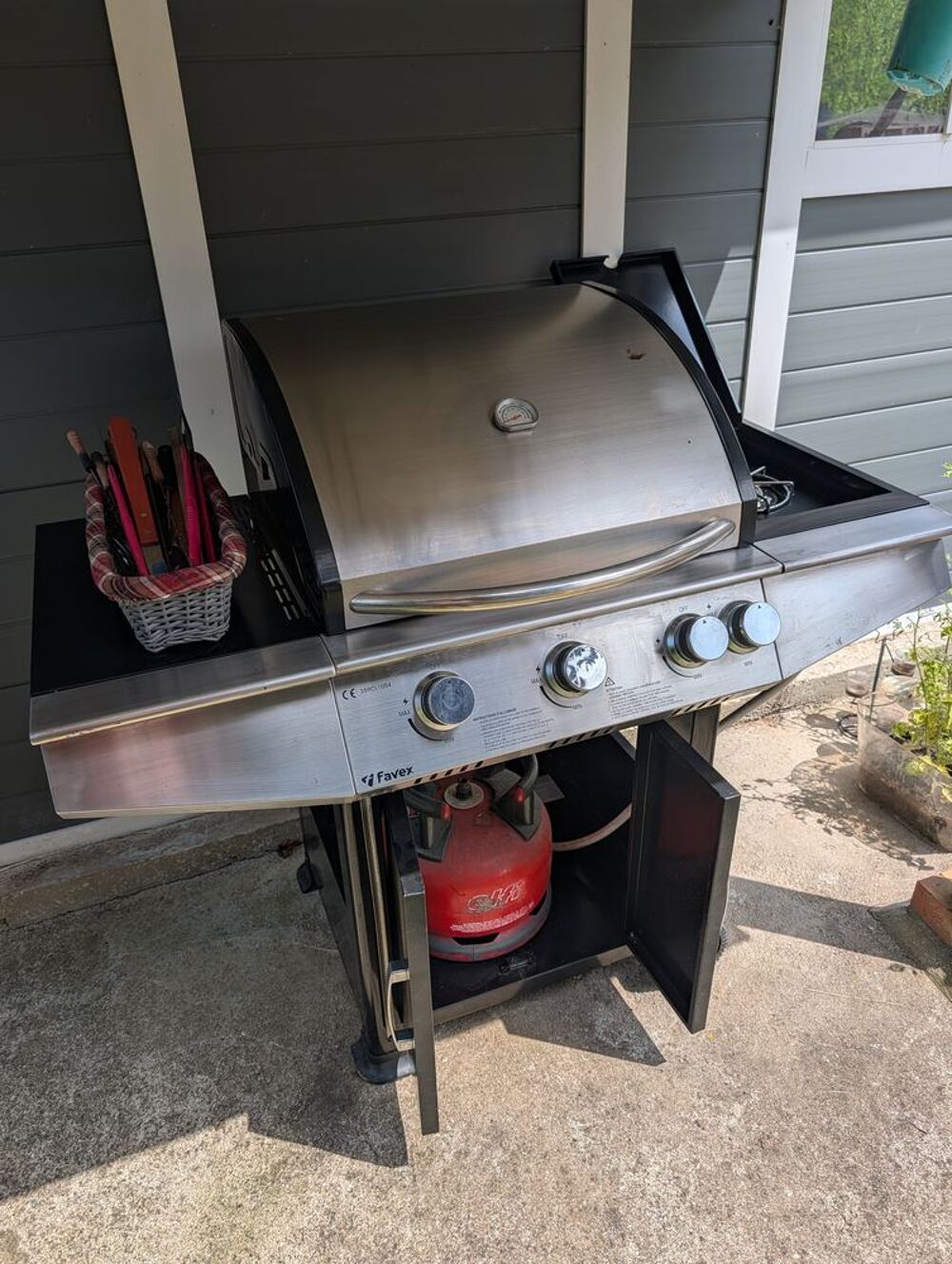 Barbecue+ plancha. Gaz. Jardin