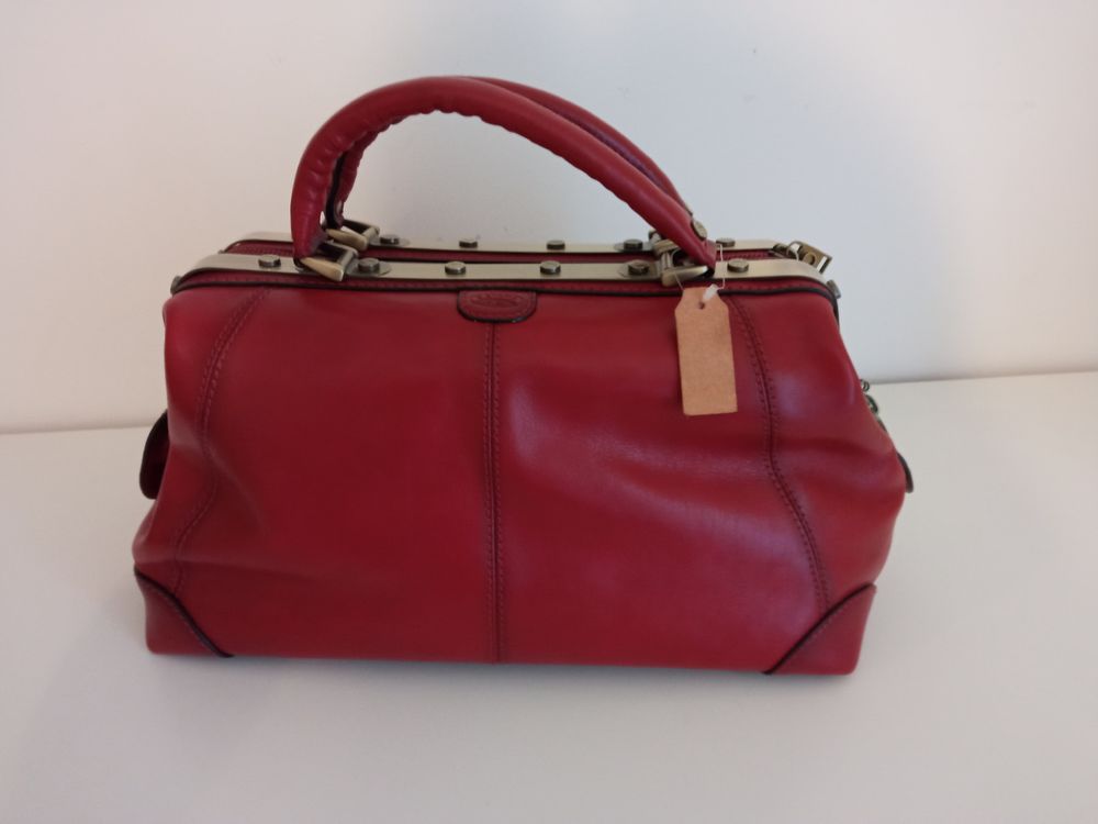 sac cuir rouge/bordeaux neuf avec etiquette. Maroquinerie