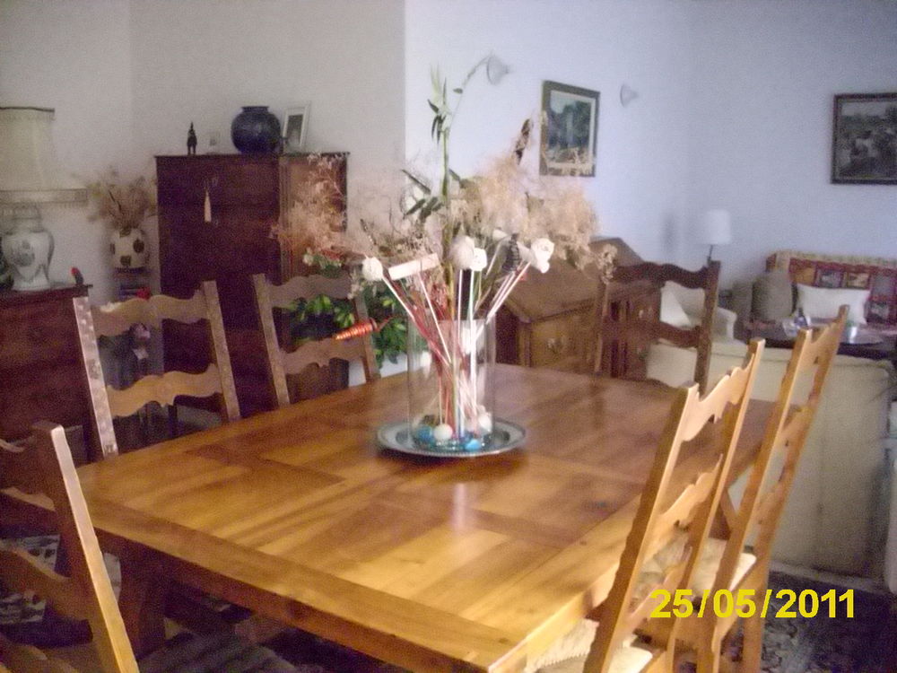 Table bois massif et chaises Meubles