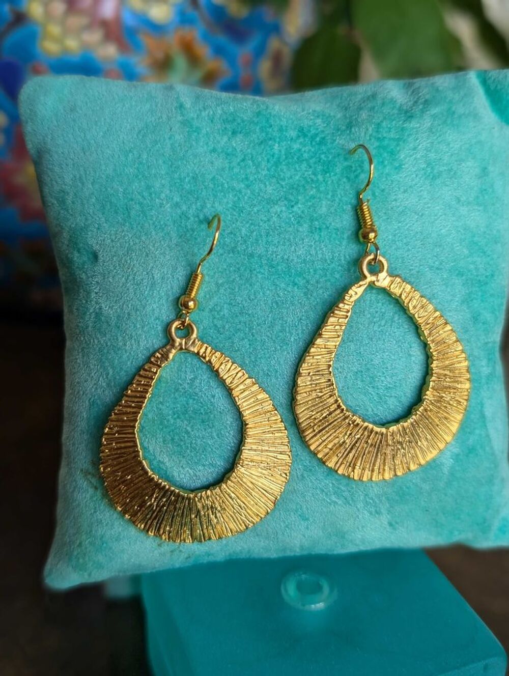 Magnifiques boucles d'oreilles fait main en cuivre tremp&eacute;es dans l'or Bijoux et montres