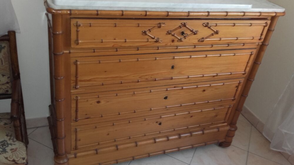 Mobilier de chambre &agrave; coucher en bambou et pin. Meubles