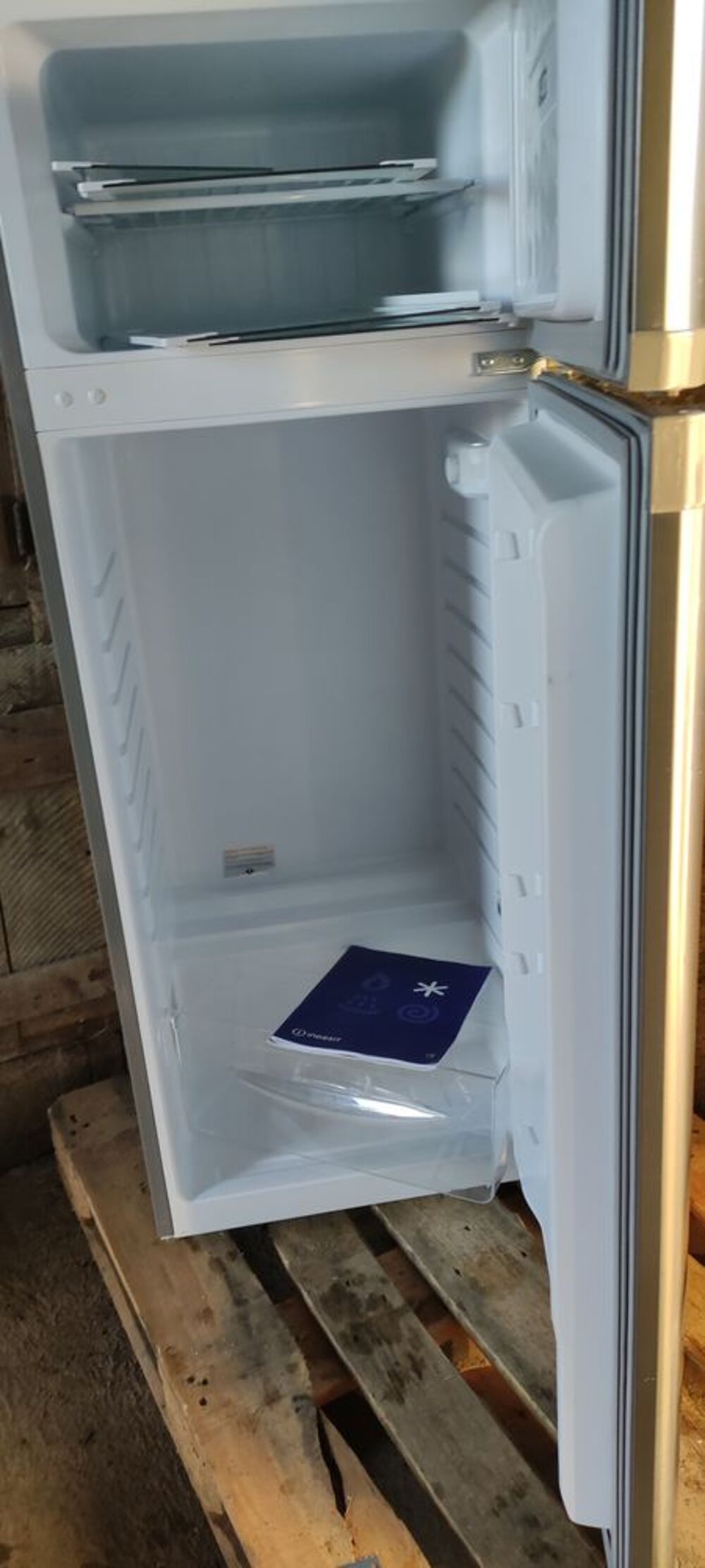 Frigo cong&eacute;lateur indesit. Electroménager
