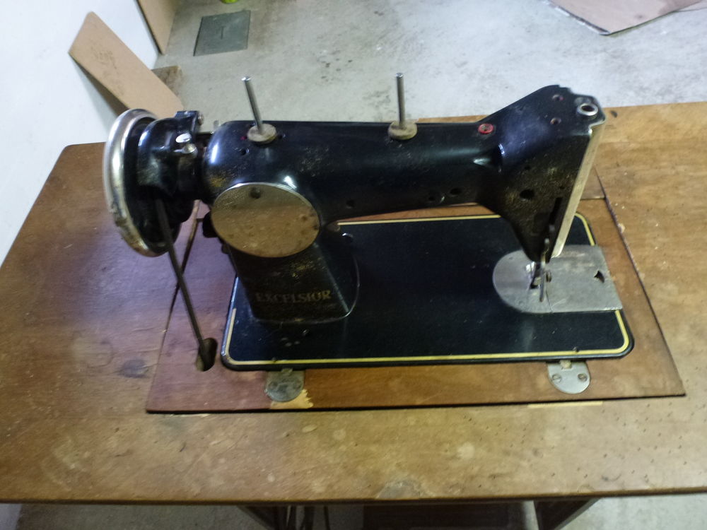 Machine a coudre ancienne Electroménager