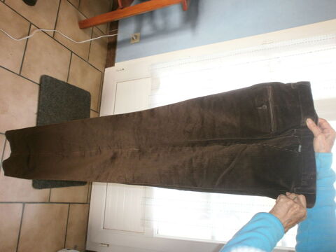 Pantalon velour maron neufjamais port� ni  erreure de taille 12 Tug�ras-Saint-Maurice (17)