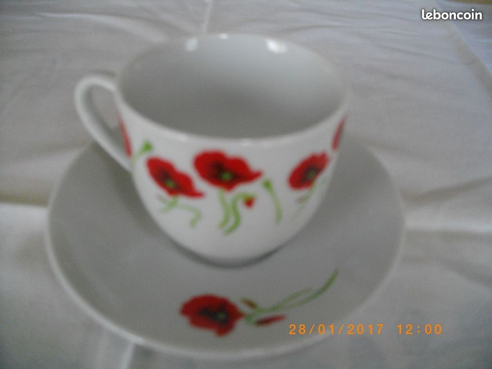 4 Tasses + 4 sous-tasses + bo&icirc;te &agrave; sucre assorties Cuisine