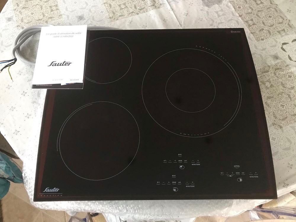 Table induction Sauter, 3 foyers. Electroménager