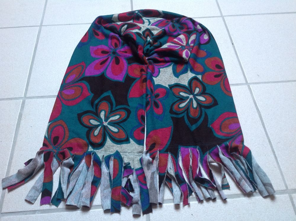 &Eacute;CHARPE &Agrave; FLEURS &amp; FRANGES Envoi Possible
Vêtements