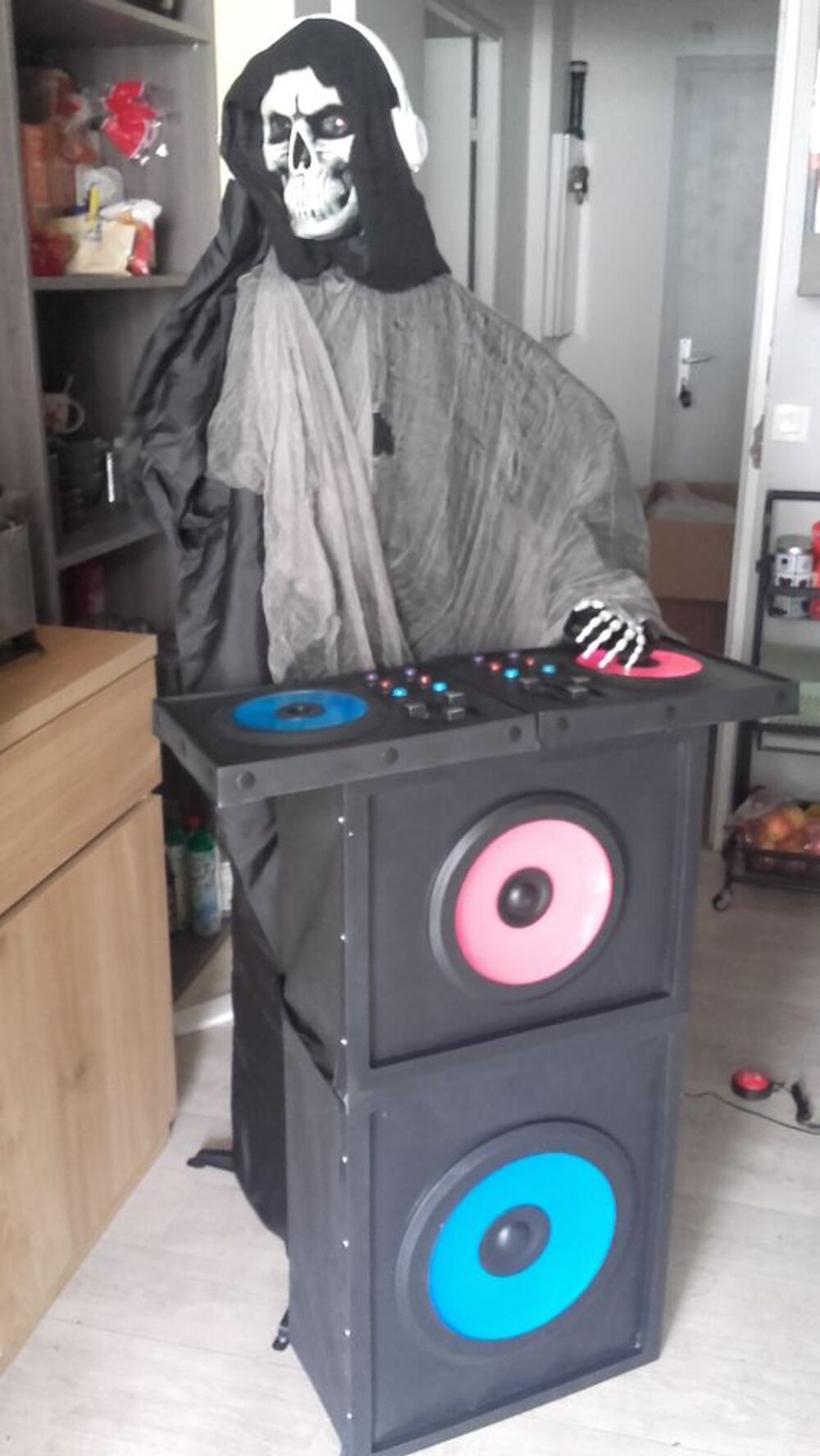 DJ Deadbeat Squelette Avec Table De Mixage Halloween Animatr Instruments de musique