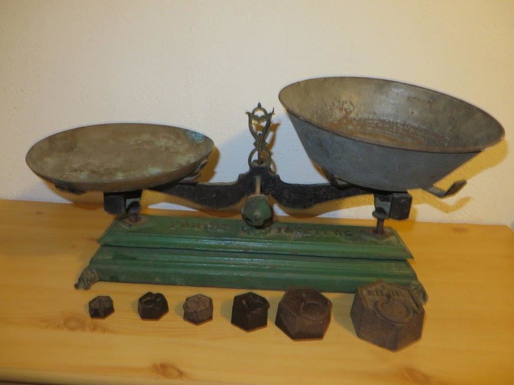 2 belles et anciennes balances de m&eacute;nage.
