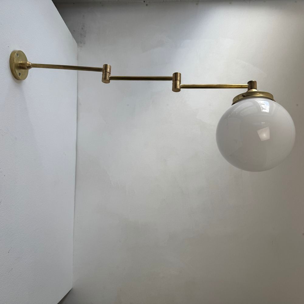 ANCIENNE LAMPE POTENCE LAITON &amp; OPALINE VINTAGE
D�coration