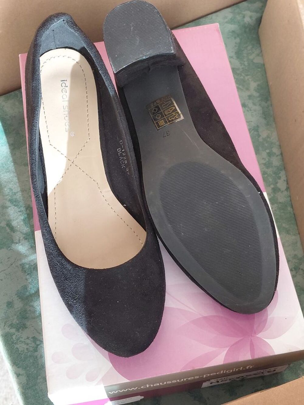 Differentes chaussures , femles- enfants et hommes. Chaussures