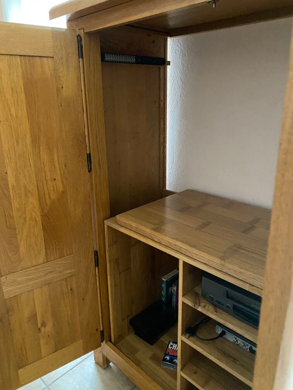MAGNIFIQUE MEUBLE TV CONTEMPORAIN EN CHENE MASSIF !
Meubles