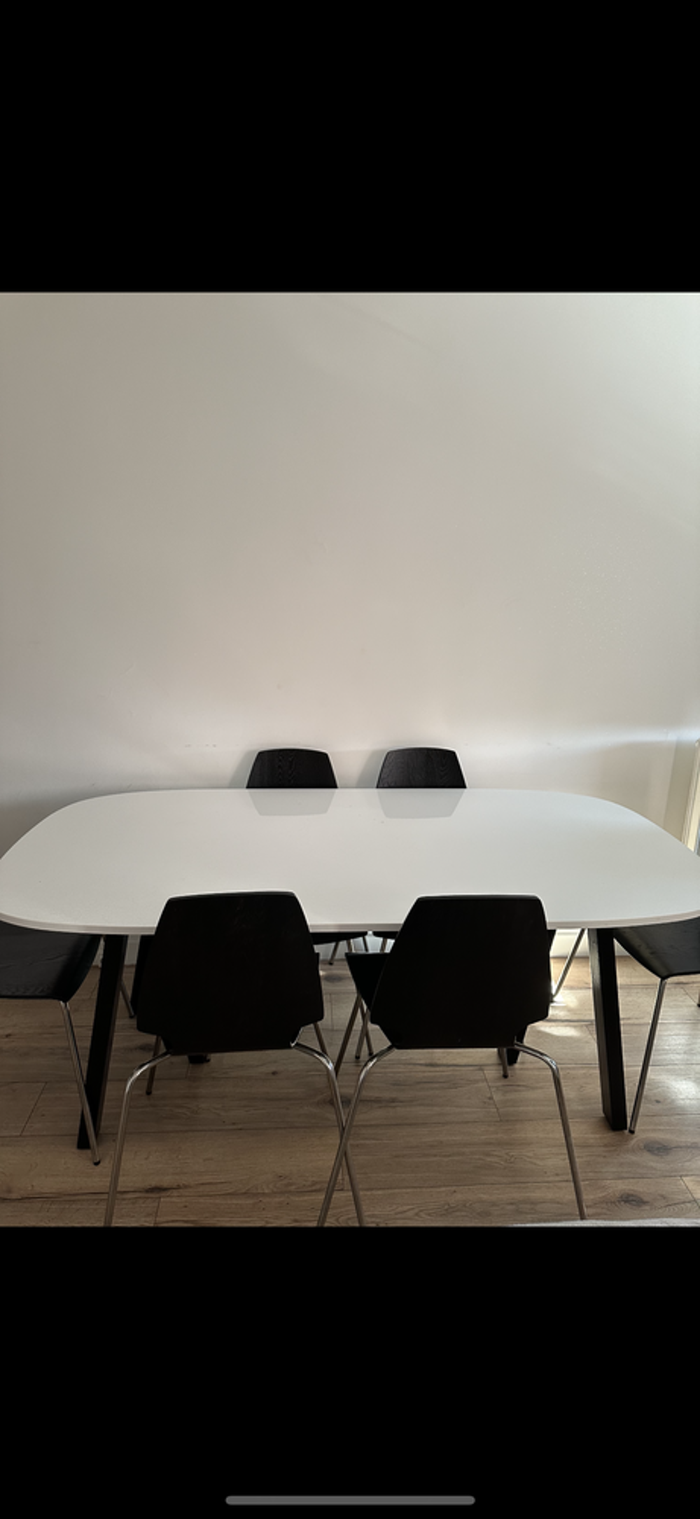 Table blanche avec 6 chaises noires Meubles