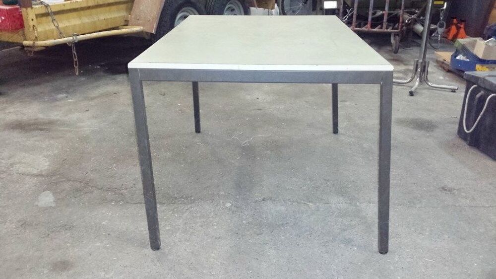 Bureau ou table de 120 x 80 x 68 cm, pied et bord m&eacute;tal Meubles