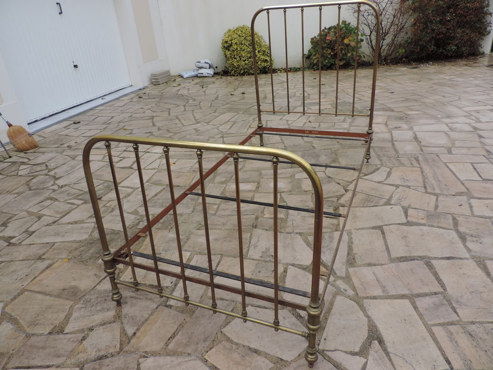LIT D'ANTIQUAIRE (1 personne) EN LAITON DORE Meubles