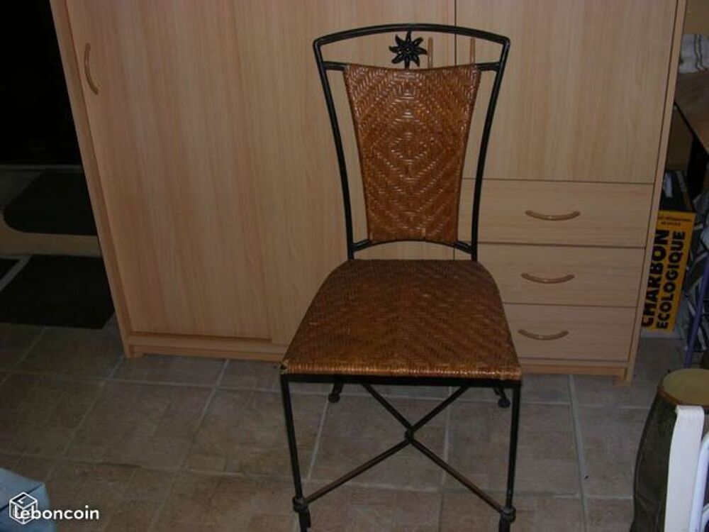 Chaise en fer forg&eacute; et roseaux tress&eacute; Décoration