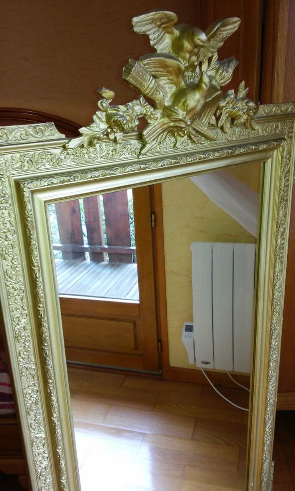 Grand miroir mural haut de gamme avec cadre dor&eacute; orn&eacute; Décoration
