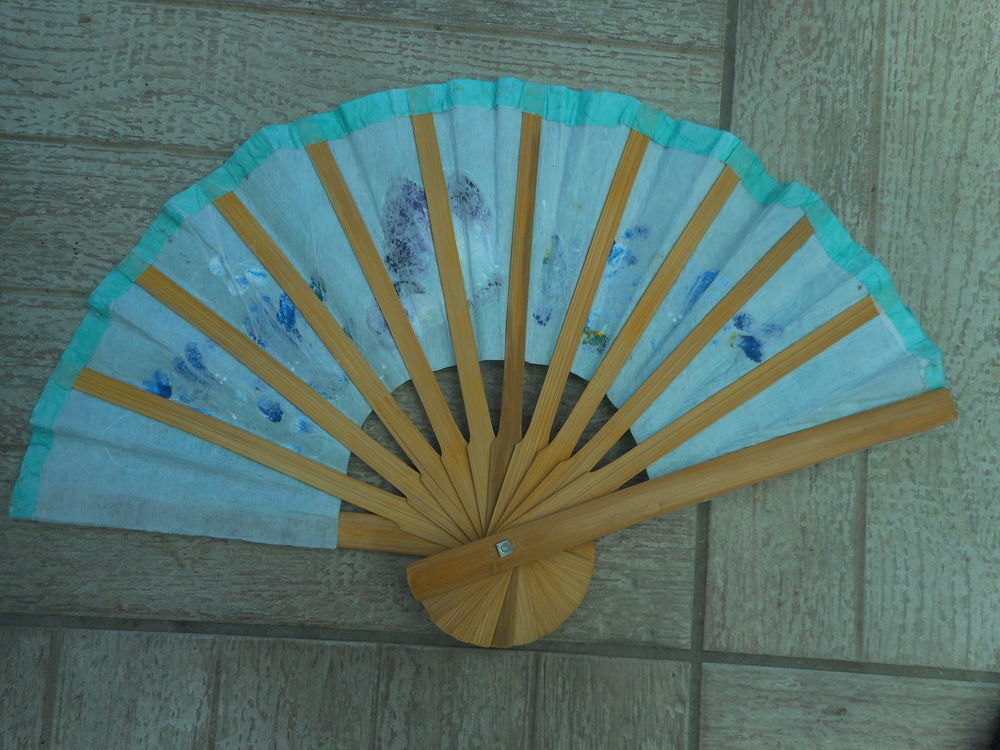 Eventail en bois et papier peint 