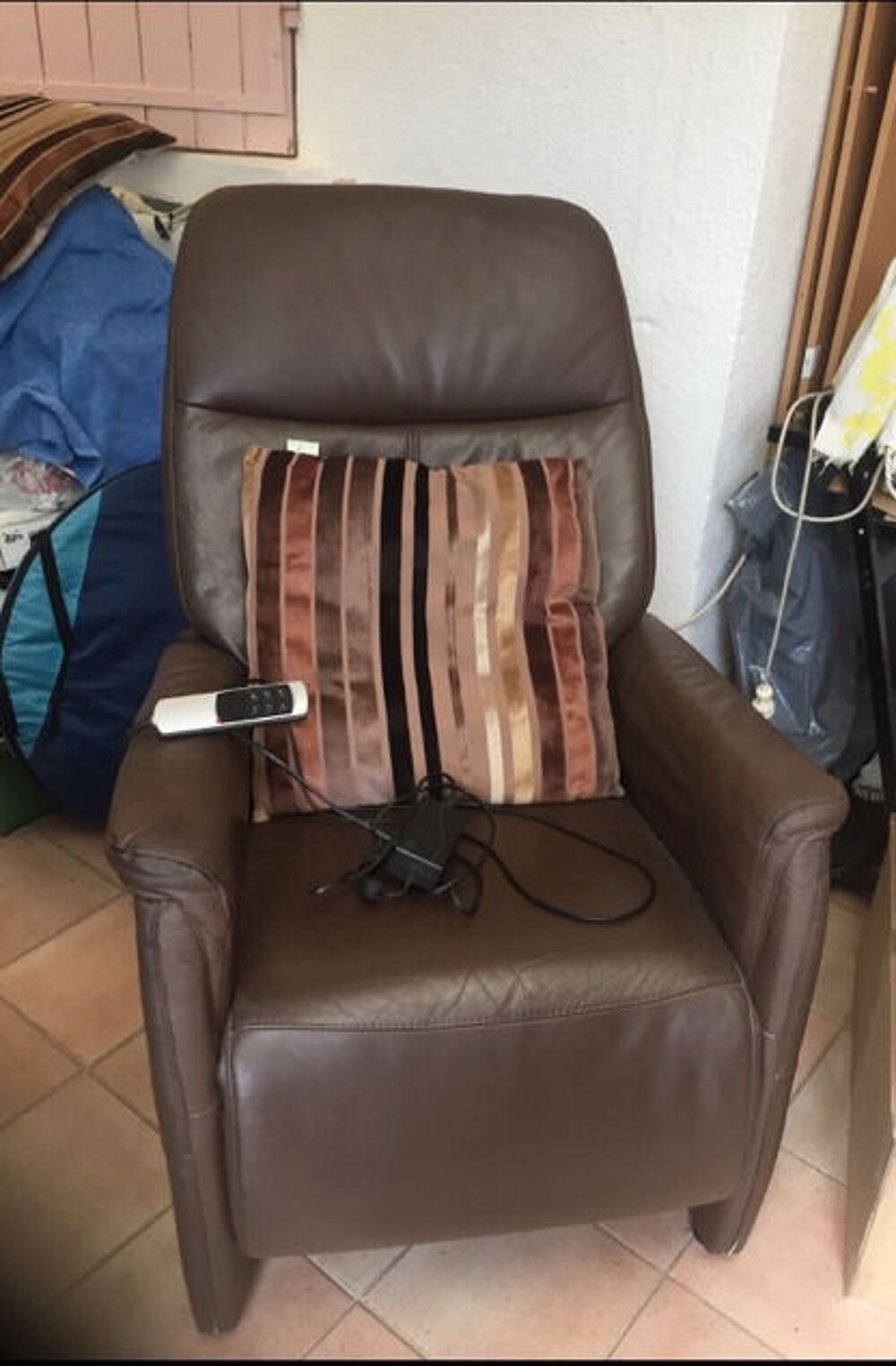 Fauteuil relax &eacute;lectrique en cuir Meubles