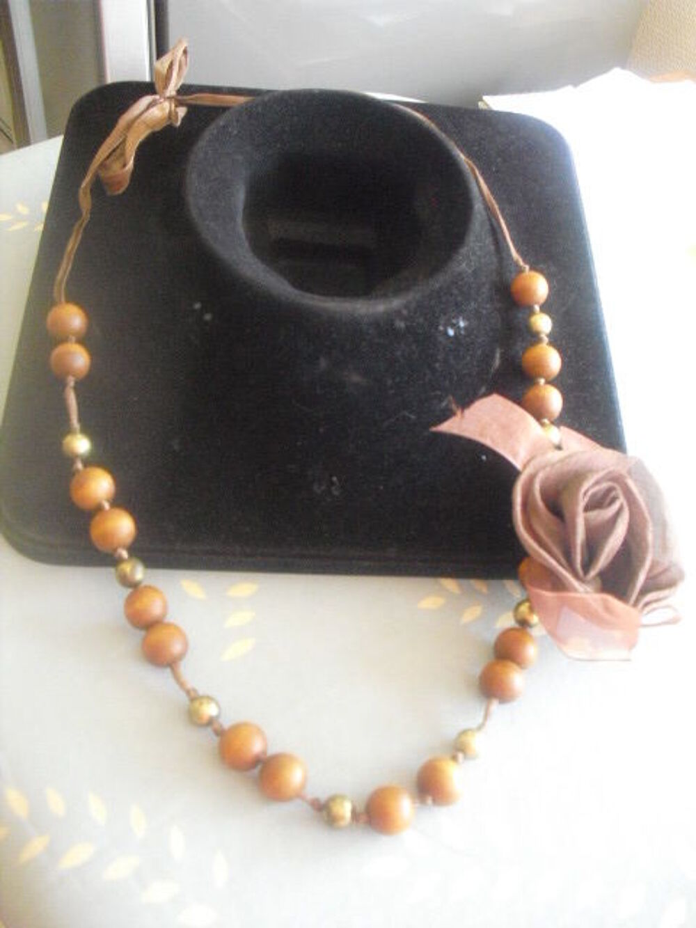 COLLIER perle en bois et perles dor&eacute;es opaque et rose tissus Bijoux et montres