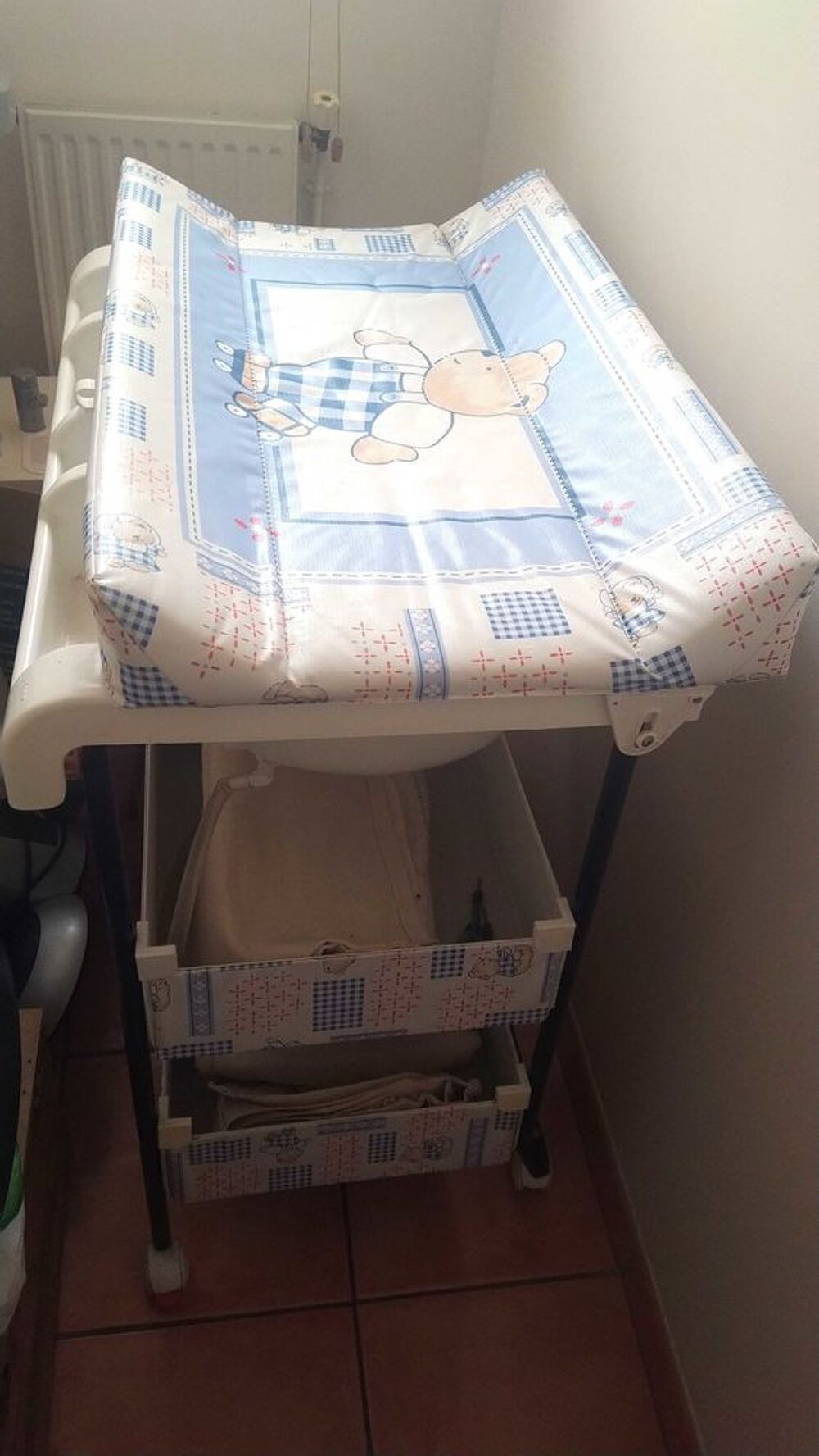 Table &agrave; langer avec baignoire int&eacute;gr&eacute;e Mobilier enfants