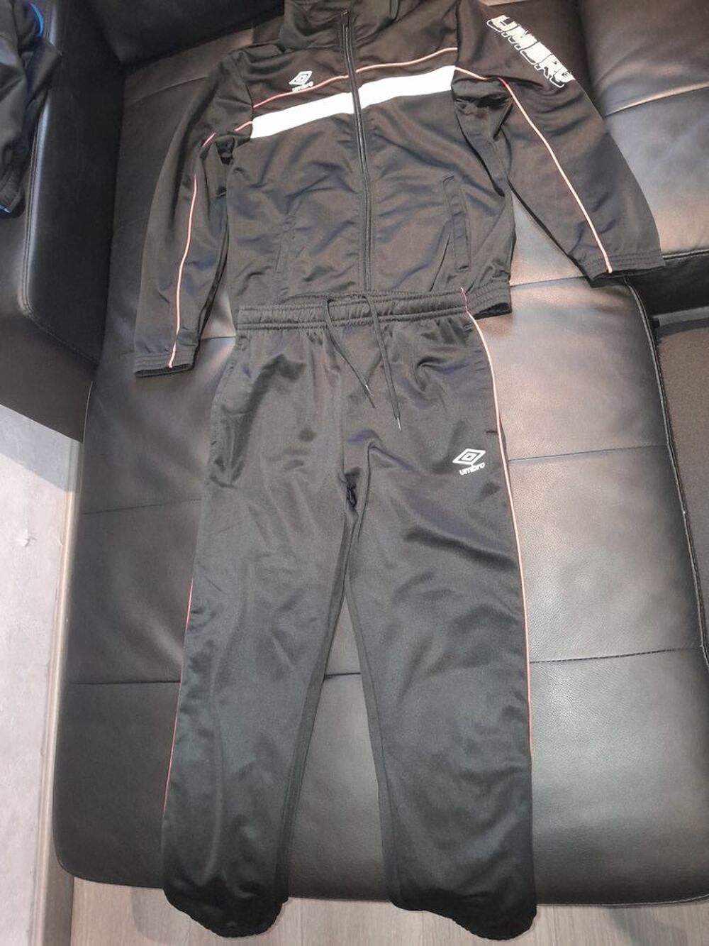 Ensemble surv&ecirc;tement jogging umbro 138 environ 10 ans et don Vêtements enfants