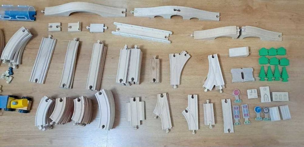 Un ensemble de routes et de trains en bois Jeux / jouets