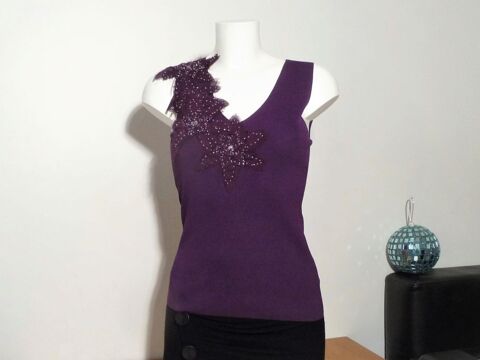 Top/ Tee Shirt Violet Fonc� avec 4 Fleurs sans manches- 123 20 Paris 15 (75)