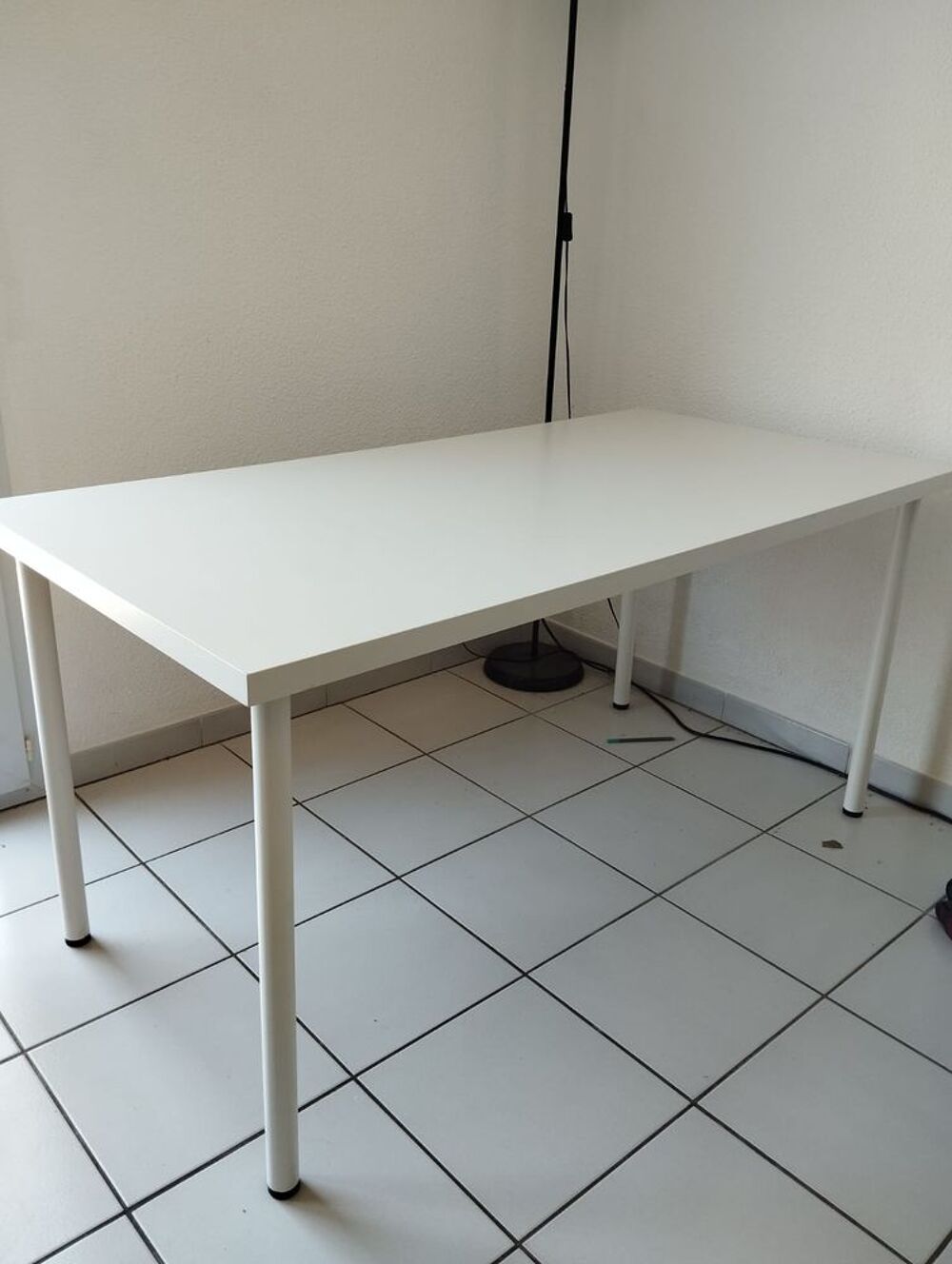 Table &agrave; manger 6 place blanche en bois laqu&eacute; Meubles