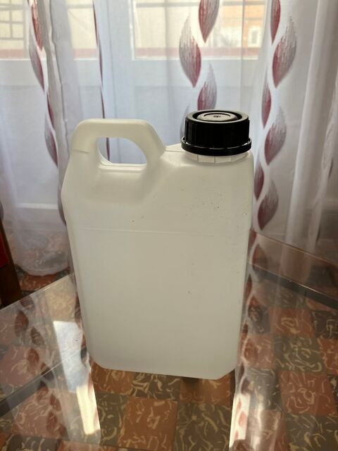 Lots de 10 JERRICANS 2L 7 34300 Agde
