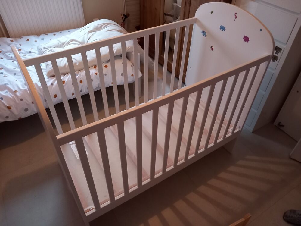Lit b&eacute;b&eacute; blanc en bois avec barreaux Mobilier enfants