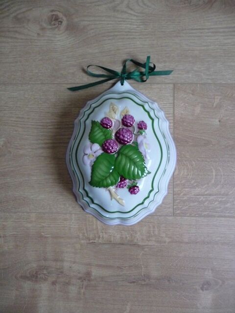 Joli moule ovale en porcelaine motifs framboises - Neuf 20 Celles-sur-Belle (79)