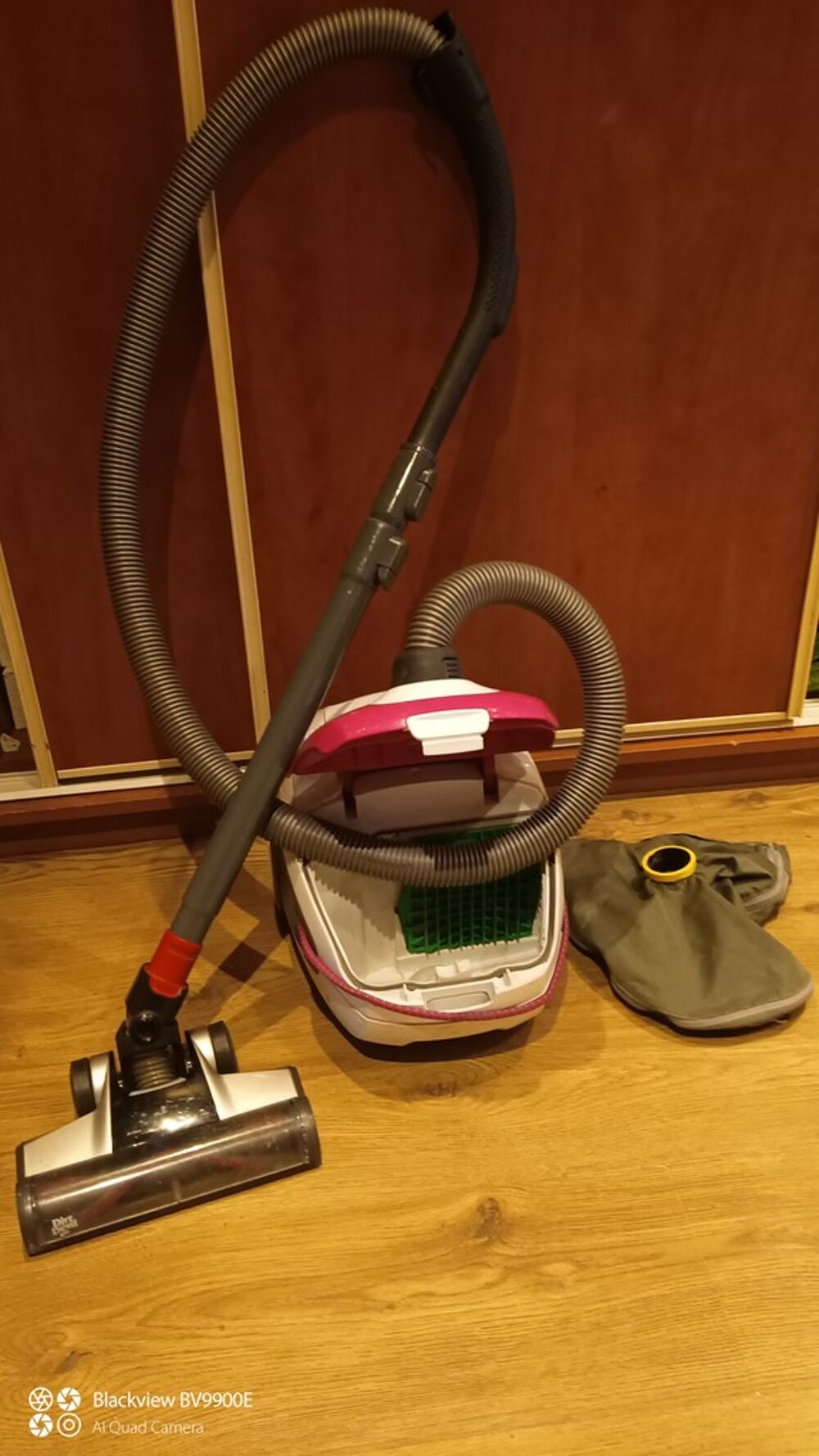 Aspirateur tra&icirc;neau rose avec accessoires Electroménager