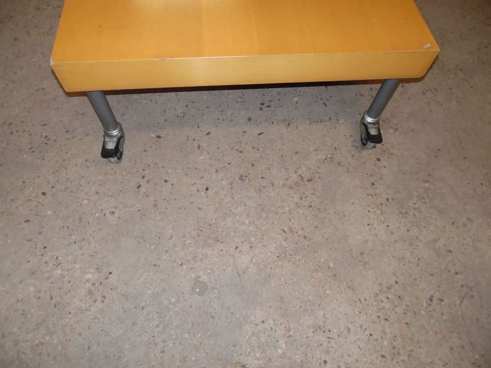 TABLE BASSE SUR ROULETTES Meubles