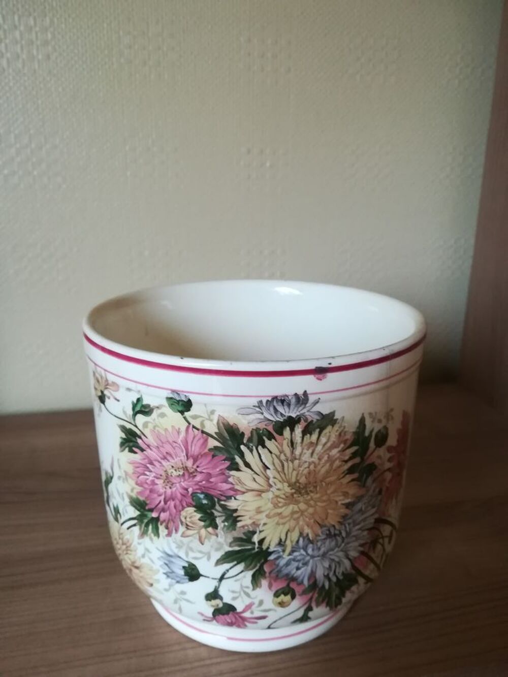 CACHE POT TRES ANCIEN AVEC DECOR 
Décoration