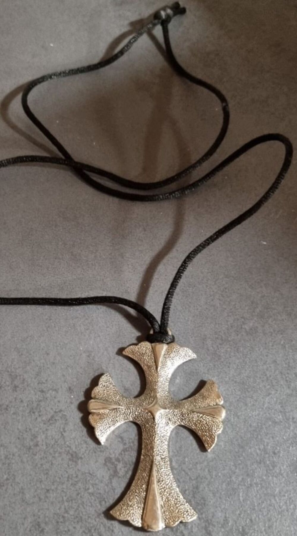 Tr&egrave;s jolie croix et son cordon en cuir Bijoux et montres