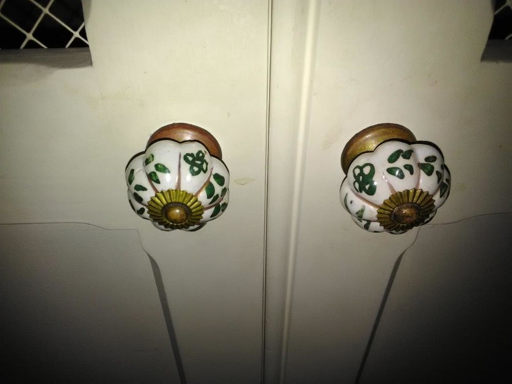 Armoire r&eacute;nov&eacute;e (bois massif) verte et blanche Meubles