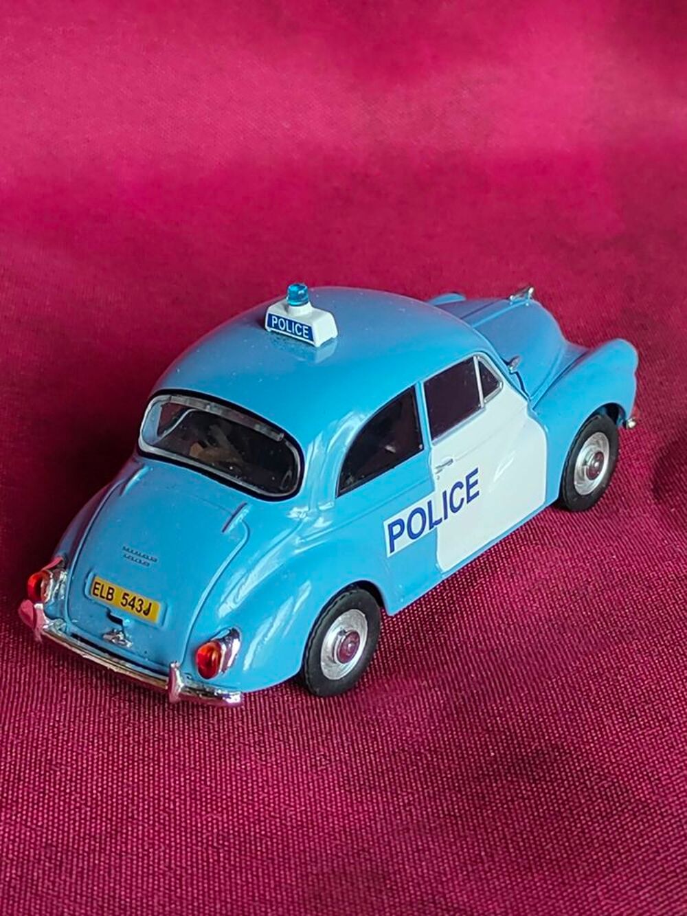 Voiture miniature Morris minor de la police 