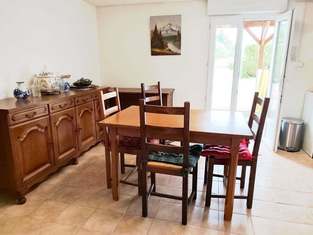 Table et 4 chaises en bon &eacute;tat Meubles