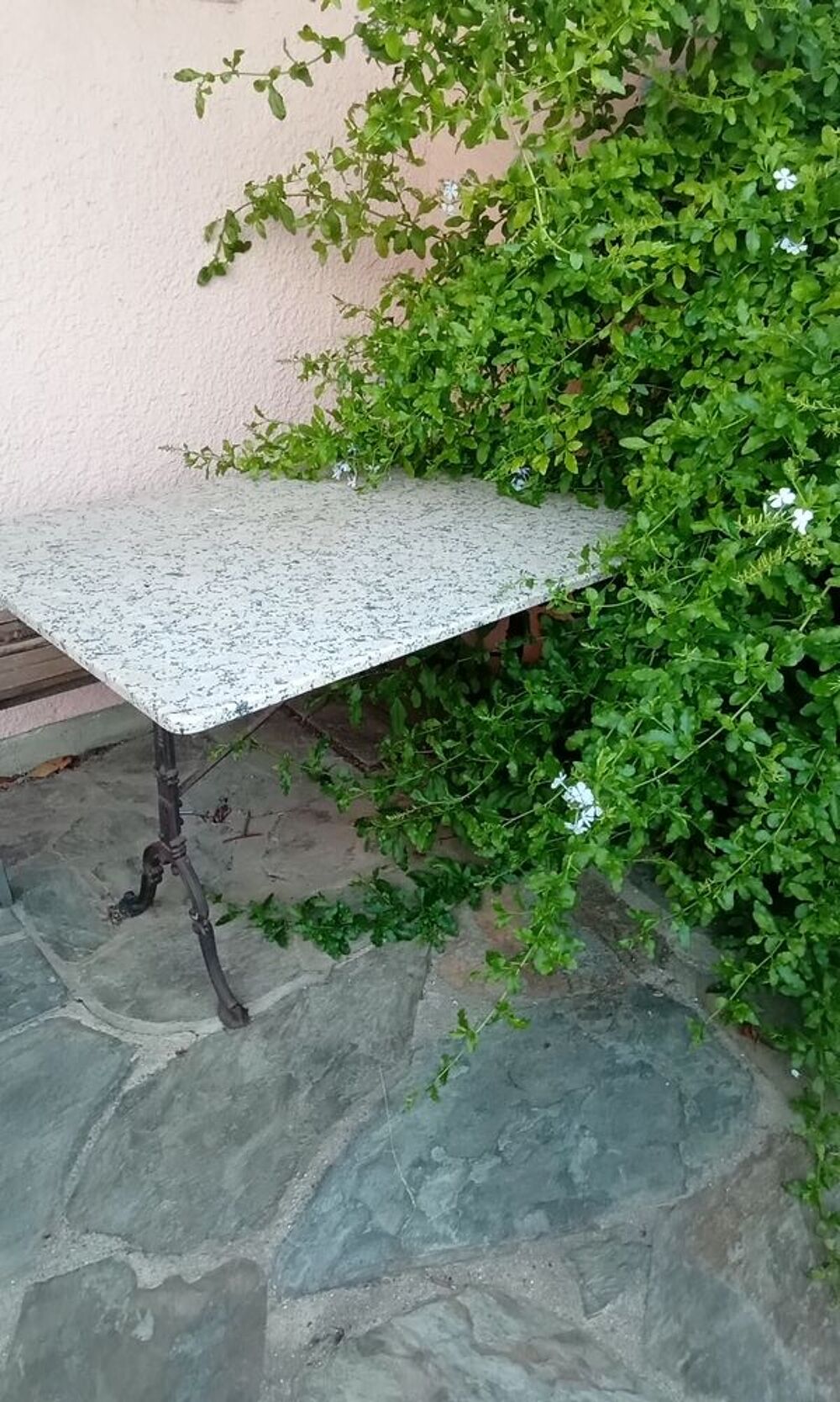 Une jolie table d'int&eacute;rieur ou d'ext&eacute;rieur tr&egrave;s r&eacute;sistante Meubles