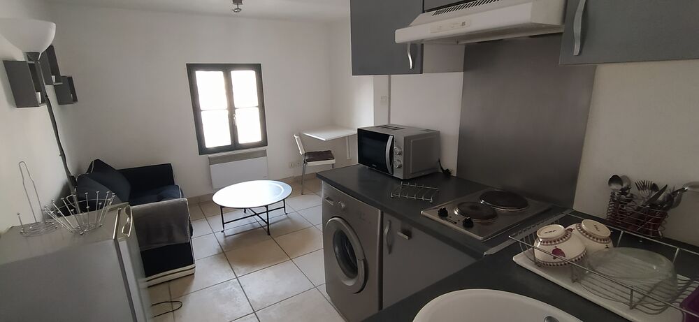 Location Appartement Joli T1 meublé idéalement placé plein centre Nîmes