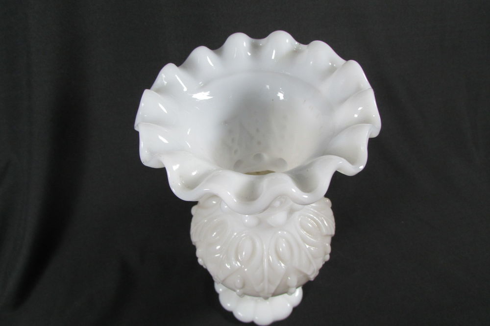 Vase de foire , opaline blanche Dcoration