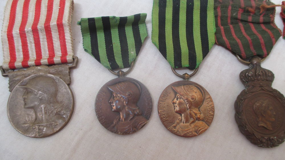 lot m&eacute;dailles militaire. 
